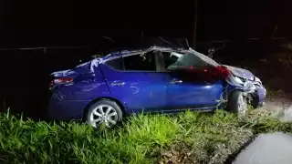 Encuentran auto volcado y abandonado a un costado del aeropuerto de Chetumal