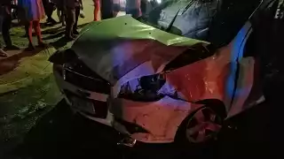 El automóvil quedó destrozado