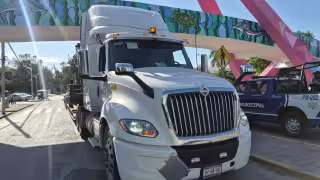 Puente “El Progreso” vuelve a ser impactado por un tractocamión en Ciudad del Carmen