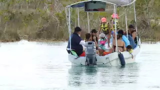 Embarcaciones cruzan canales prohibidos en Bacalar