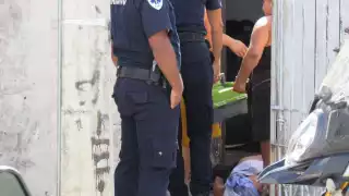 El hombre, yacía tendido en el suelo