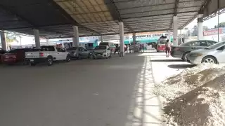 El hombre perdió su laptop y maletas que tenía en su auto estacionado en el mercado de Escárcega