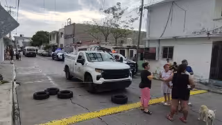 Vecinos de Ciudad del Carmen bloquean calle y retienen camioneta de CFE tras más de 24 horas sin luz