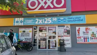 Los ladrones llegaron al establecimiento a bordo de una motocicleta con placas de Campeche