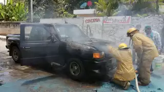 Vecinos que se percataron de lo que ocurría se acercaron para ayudarlo con cubetas de agua y extintores