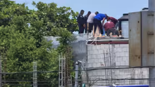 Rescatan a menor en crisis sobre el techo de una vivienda en Ciudad del Carmen