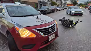 Motociclista derrapa al evitar chocar con un taxi frente a Bomberos de Ciudad del Carmen