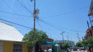 Transformador echa fuego y deja sin energía a familias y comercios en Escárcega