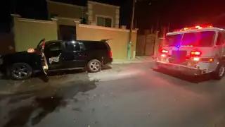 Incendian dos vehículos en la calle Laguna de Bacalar en Chetumal
