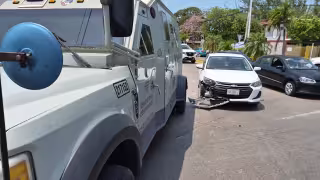 Choque en glorieta del Camarón provoca caos vial y deja daños materiales    en Ciudad del Carmen