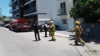 Un carril de la avenida 109 fue cerrada para que los bomberos realizaran sus labores cerca de la Quinta Avenida en Playa del Carmen