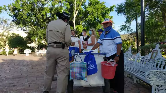 Aunque lleva cubrebocas mal puesto, ninguna autoridad se lo señala