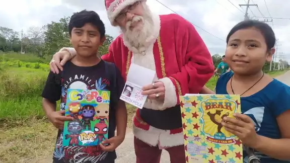 El hombre le llevó obsequios a los niños, quienes viven en pobreza extrema El hombre le llevó obsequios a los niños, quienes viven en pobreza extrema
