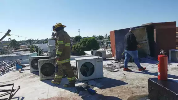 El incendio se presentó en la azotea de un edificio de departamentos El incendio se presentó en la azotea de un edificio de departamentos