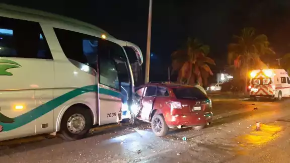 Las unidades involucradas en el accidente sobre el Boulevard Colosio de Cancún fueron removidos de la zona para evitar tráfico Las unidades involucradas en el accidente sobre el Boulevard Colosio de Cancún fueron removidos de la zona para evitar tráfico