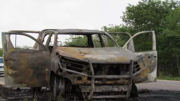 El auto quedó calcinado sobre el acotamiento de la carretera. Foto: Ernesto Pinzón El auto quedó calcinado sobre el acotamiento de la carretera. Foto: Ernesto Pinzón