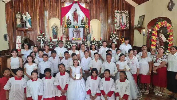 Fueron decenas de niños que realizaron su primera comunión en Sabancuy Fueron decenas de niños que realizaron su primera comunión en Sabancuy
