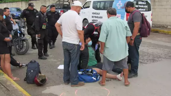 Al lugar llegaron elementos y paramédicos para el traslado de los accidentados Al lugar llegaron elementos y paramédicos para el traslado de los accidentados