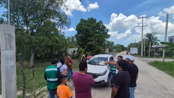 Vecinos de la colonia Nueva Esperanza exigen respeto y diálogo en relación al acceso de vía o paso de servidumbre. Vecinos de la colonia Nueva Esperanza exigen respeto y diálogo en relación al acceso de vía o paso de servidumbre.