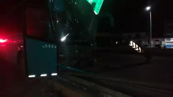 El chofer del autobús y dos pasajeros más resultaron con heridas tras el choque de la unidad de transporte en la carretera a Cancún