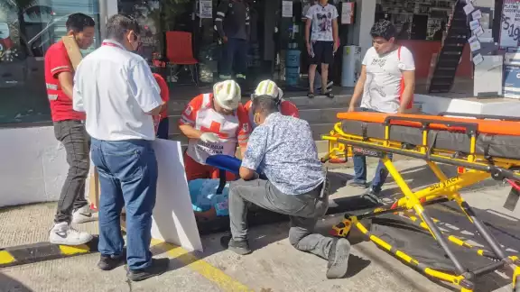 La mujer resbaló cuando bajaba las escaleras