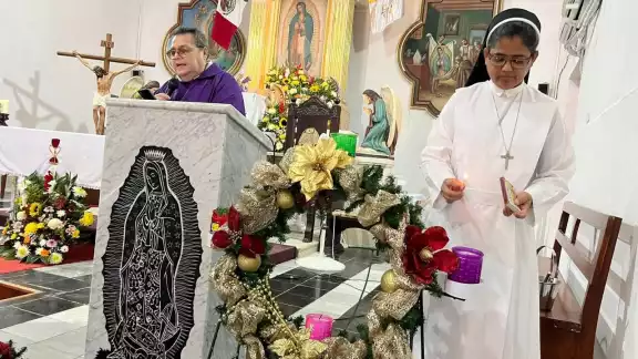 Consiste en encender una vela cada domingo hasta el 24 de diciembre