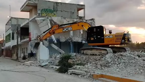 En una primera etapa se tiene contemplado demoler ocho inmuebles,donde se usa maquinaria pesada