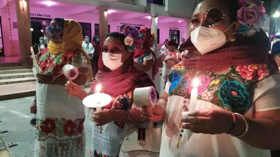 En el trayecto numerosas personas que salían a las afueras de sus hogares disfrutaban del Paseo de las Ánimas En el trayecto numerosas personas que salían a las afueras de sus hogares disfrutaban del Paseo de las Ánimas