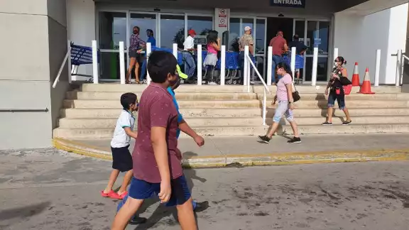 Gente se aglomera en los pasillos y no respeta la sana distancia Gente se aglomera en los pasillos y no respeta la sana distancia