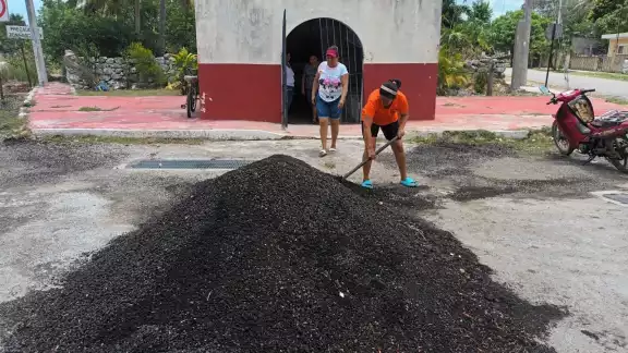 El material obstruye la entrada a una iglesia de la comunidad El material obstruye la entrada a una iglesia de la comunidad