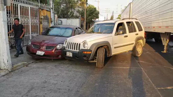 Camioneta Jeep impactó a auto estacionado en Francisco I. Madero. Camioneta Jeep impactó a auto estacionado en Francisco I. Madero.