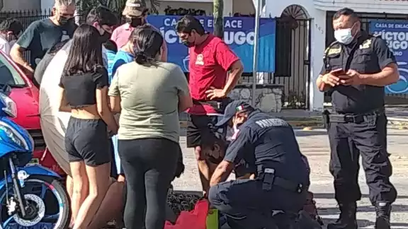 Por el golpe, la pasajera de la Italika cayó y se lesionó Por el golpe, la pasajera de la Italika cayó y se lesionó