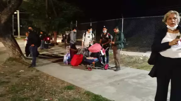 Los pasajeros tienen que cargar su maletas por un largo camino, arriesgándose a un asalto