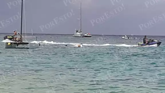 Diversas embarcaciones se encuentran ayudando en las labores de rescate luego de que una lancha se hundiera en Cozumel Diversas embarcaciones se encuentran ayudando en las labores de rescate luego de que una lancha se hundiera en Cozumel