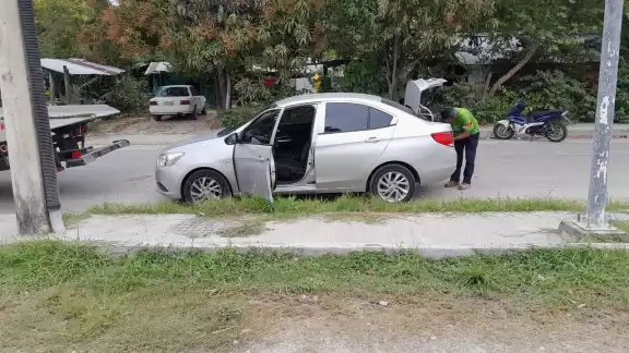Un automóvil Chevrolet gris con reporte de robo fue asegurado por la SPSC Un automóvil Chevrolet gris con reporte de robo fue asegurado por la SPSC