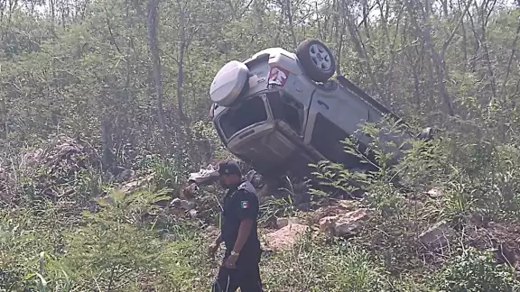 La camioneta dio varias vueltas hasta terminar dentro de la maleza La camioneta dio varias vueltas hasta terminar dentro de la maleza