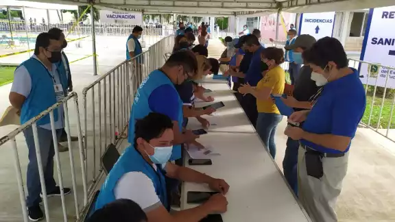 En el módulo de aplicación se encontraban alrededor de 40 maestros haciendo fila En el módulo de aplicación se encontraban alrededor de 40 maestros haciendo fila