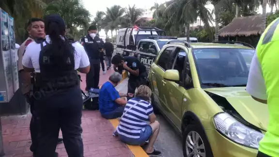 Los dos abuelitos resultaron con lesiones leves, mientras que el automóvil quedó con daños en su parte delantera tras el choque en la Zona Hotelera de Cancún