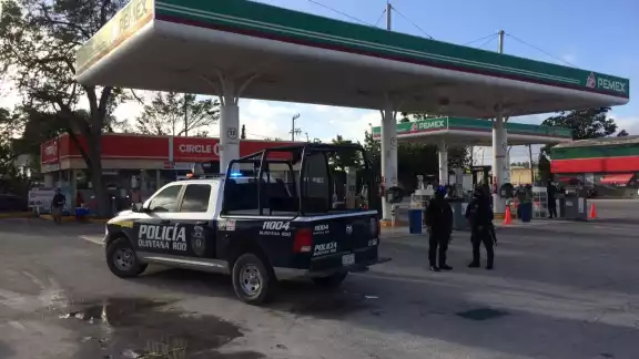 Los hombres se llevaron un auto perteneciente a un cliente que cargaba gasolina para oír de la escena del crimen Foto: Rafael García Los hombres se llevaron un auto perteneciente a un cliente que cargaba gasolina para oír de la escena del crimen Foto: Rafael García