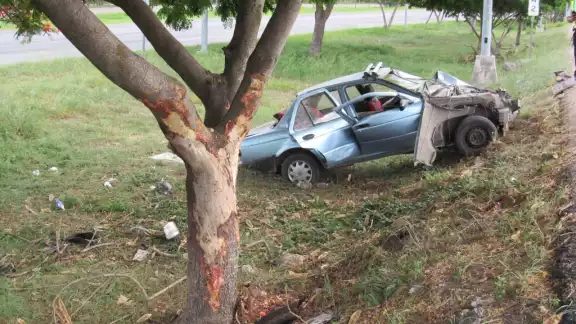 La parte frontal del vehículo terminó destrozado La parte frontal del vehículo terminó destrozado