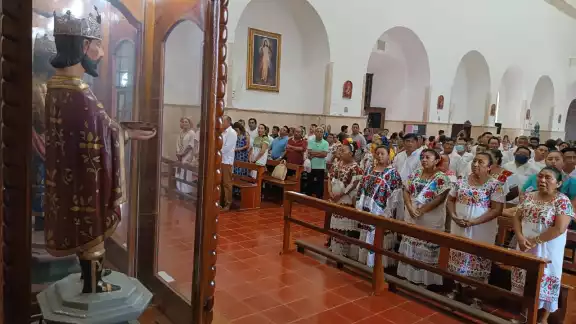 Al final de la liturgia, los campesinos ofrecieron un helado pozole de maíz con coco
