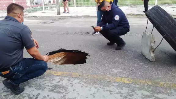 Se pide a la gente que deambula evitar acercarse ante el riesgo de que pueda colapsar otro pedazo de la vialidad Se pide a la gente que deambula evitar acercarse ante el riesgo de que pueda colapsar otro pedazo de la vialidad