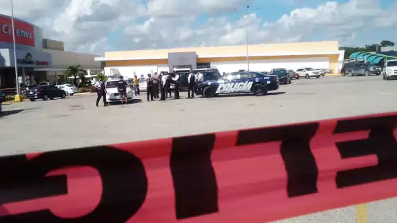 El automóvil con los hombres armados terminó deteniéndose en la plaza Centro Maya de Playa del Carmen El automóvil con los hombres armados terminó deteniéndose en la plaza Centro Maya de Playa del Carmen