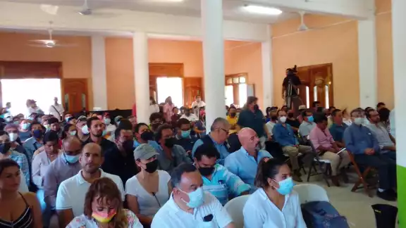 Los asistentes manifestaron su interés sobre los datos que la Semarnat y el Fonatur darán en esta reunión pública en Tulum, Quintana Roo Los asistentes manifestaron su interés sobre los datos que la Semarnat y el Fonatur darán en esta reunión pública en Tulum, Quintana Roo
