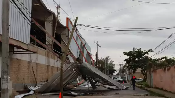 la estructura cayó sobre las líneas de alta tensión logrando vencer dos postes de madera. Foto: Jazmín Rodríguez la estructura cayó sobre las líneas de alta tensión logrando vencer dos postes de madera. Foto: Jazmín Rodríguez