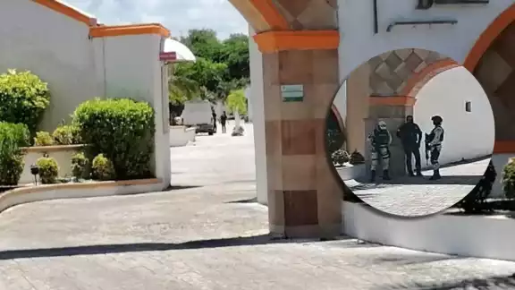 Elementos de la Policía en Chetumal vigilaron los alrededores del hotel en el Boulevard Bahía donde fueron hallados dos cuerpos Elementos de la Policía en Chetumal vigilaron los alrededores del hotel en el Boulevard Bahía donde fueron hallados dos cuerpos