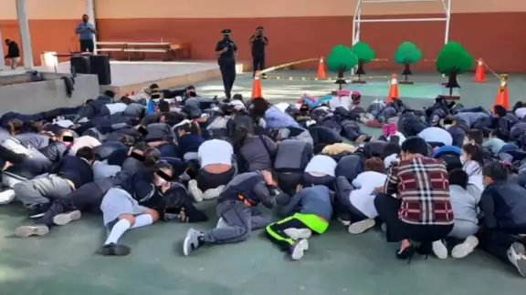 Alumnos de educación básica en Fresnillo escuchaban las instrucciones de policías durante el curso dado en sus escuelas Alumnos de educación básica en Fresnillo escuchaban las instrucciones de policías durante el curso dado en sus escuelas