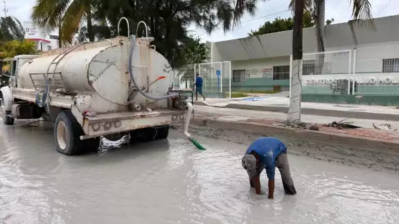 Un funcionario dijo que están desaguando las calles del centro con equipos de bombeo y una cisterna