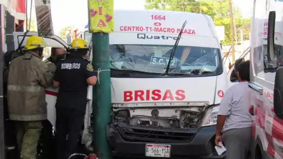 El pasajero que iba en el asiento del copiloto quedó atrapado en la combi El pasajero que iba en el asiento del copiloto quedó atrapado en la combi