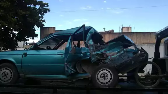 Así quedó el automóvil luego del choque Así quedó el automóvil luego del choque